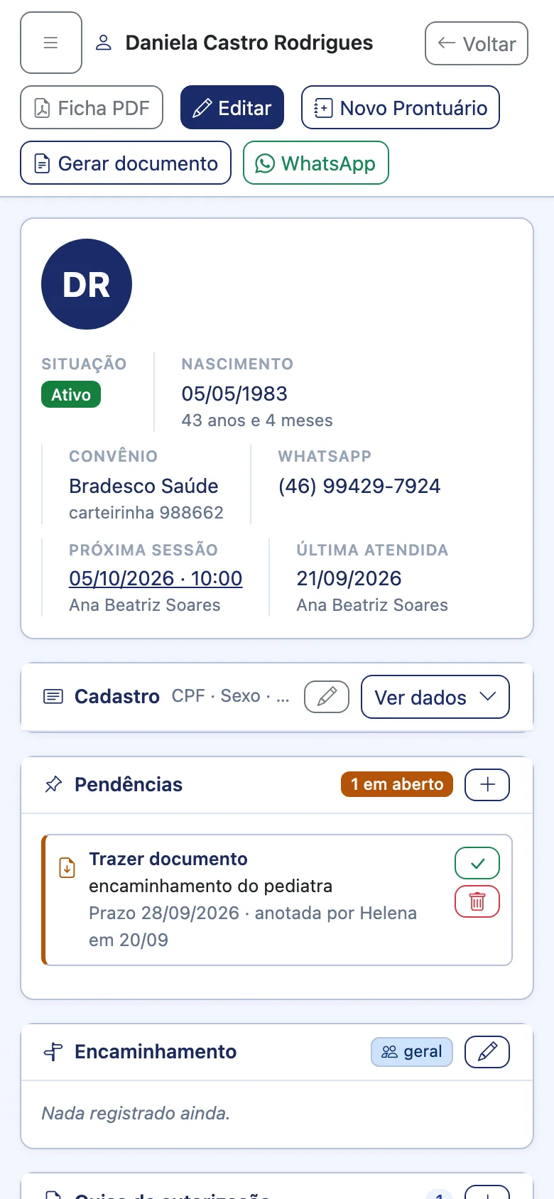 Ficha do paciente do Clinical Core no celular, com convênio, pendências e sessões